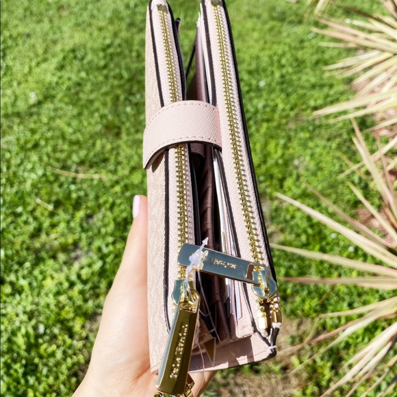 Gaby’sBags💕NWT Michael Kors double zip wristlet - Picture 9 of 10